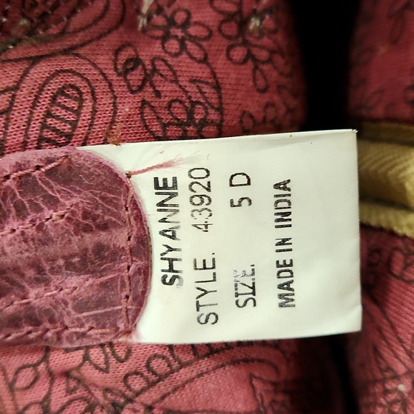 Boots - Picture 4 of 5